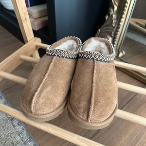 UGG Tasman Slipper in Chestnut